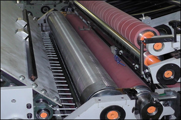 CE 5 Layers Kotak Bergelombang Flute Mesin Tempel Laminasi Kontrol PLC