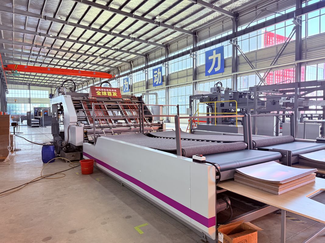 Remote System Opsional Flute Laminator Machine Ukuran 8800 2350 1700mm Solusi untuk hasil yang konsisten dan laminasi