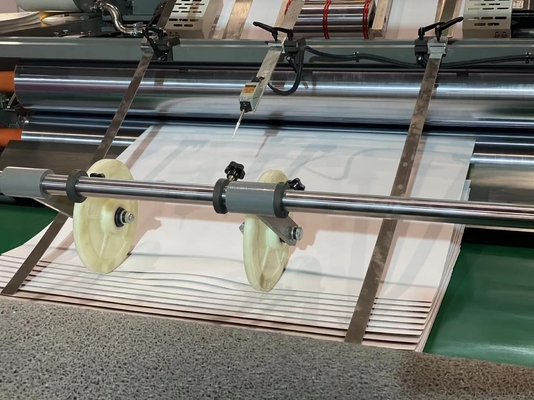 Pengoperasian Mudah Flute Laminator Otomatis Berkecepatan Tinggi Dengan Auto Flip Flop Stacker